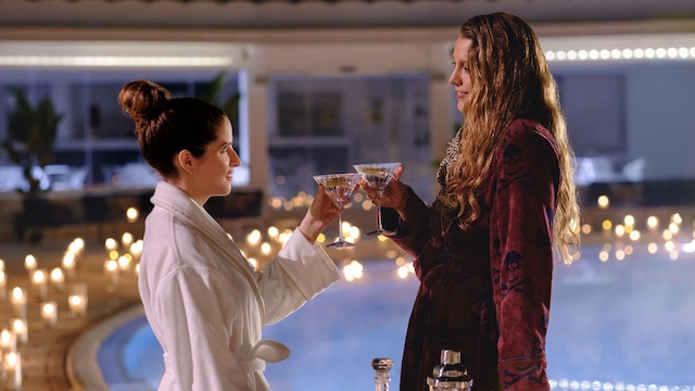 Anna Kendrick y Blake Lively en en la película 'Another Simple Favor'.