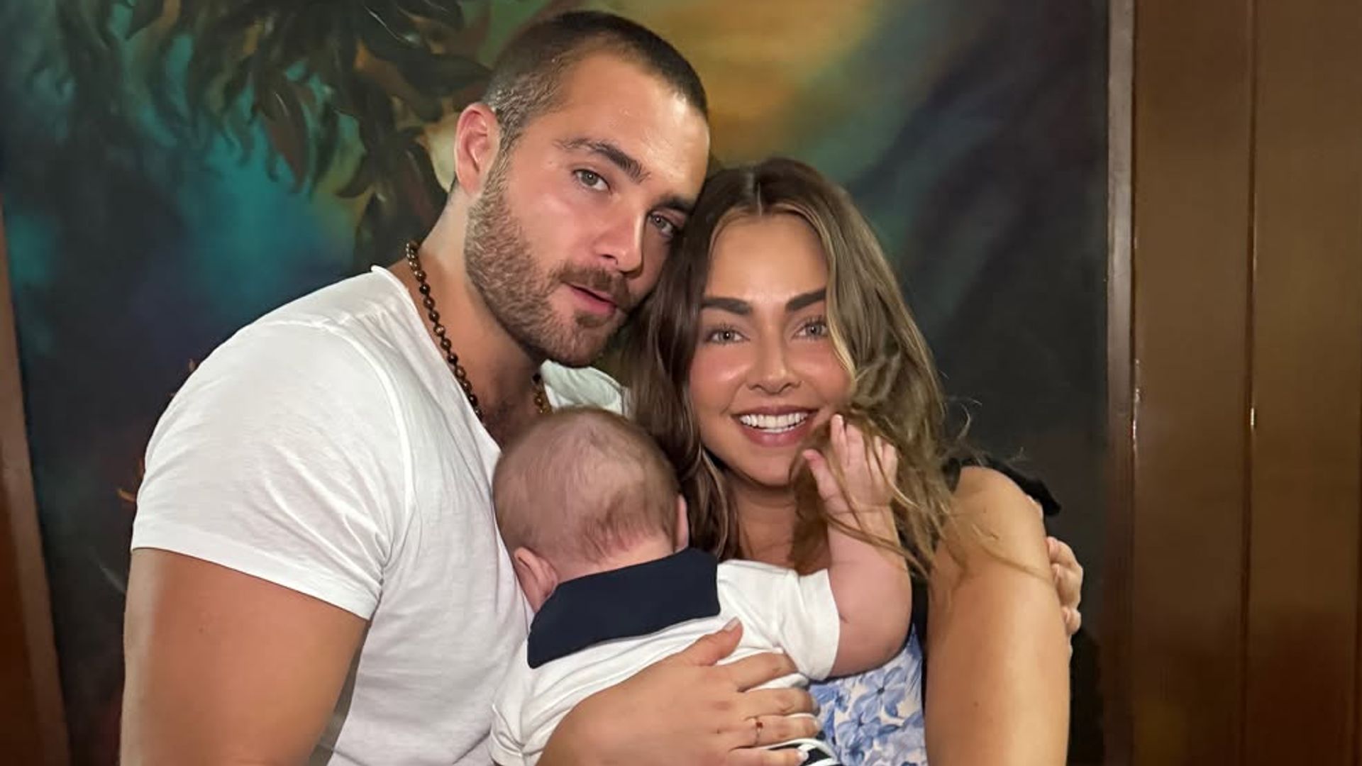Claudia Martín y Carlos Said con su bebé