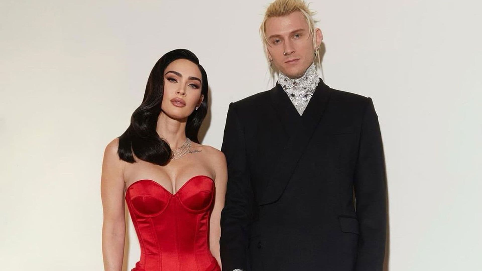 Megan Fox acude a los premios a los Grammy con una muñeca rota y una conmoción cerebral