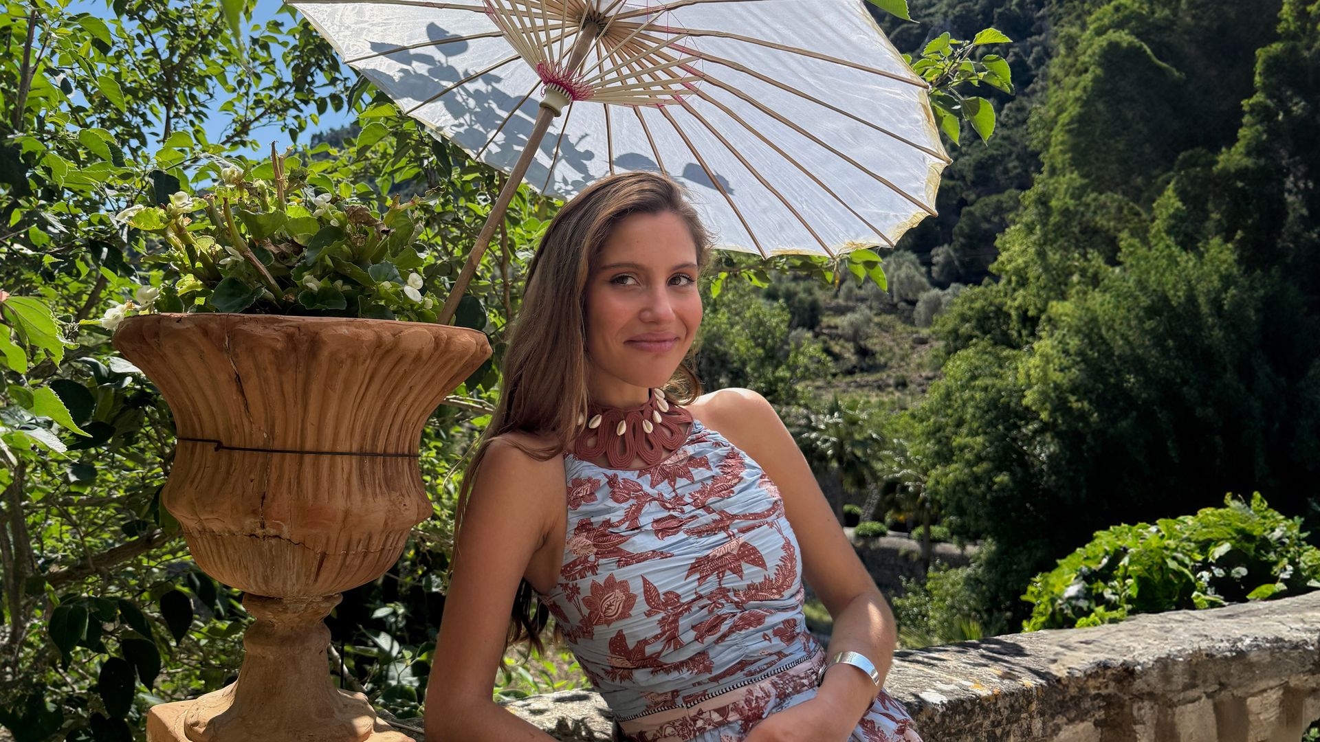Soy experta en invitadas y esta chica en Mallorca me ha convencido: quiero un vestido de volantes para mi próxima boda