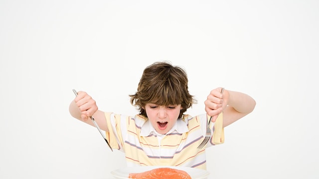 ni o comiendo salm n rico en omega 3
