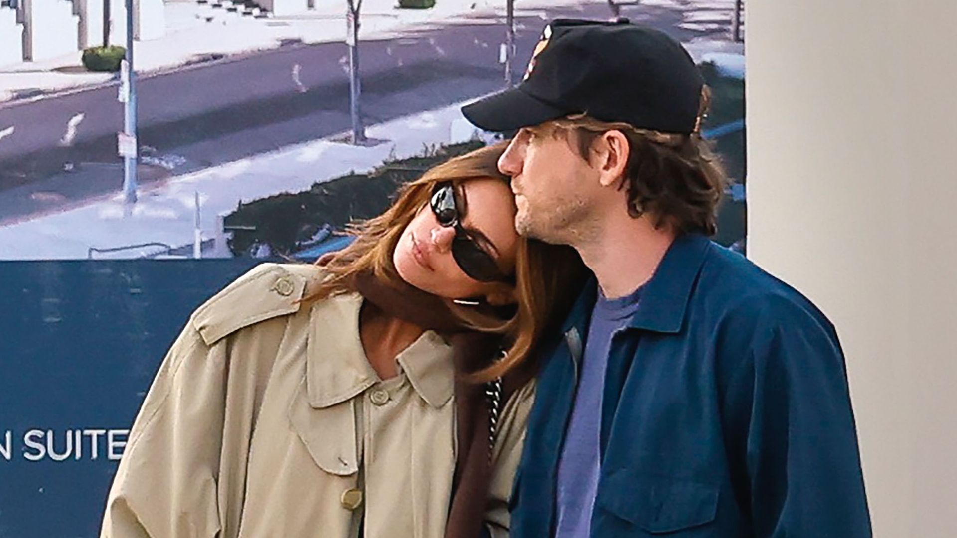 Kaia Gerber muy cariñosa con su novio, Lewis Pullman