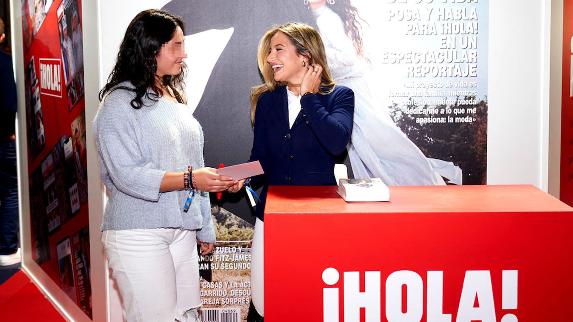 La amazona Carolina Villanueva devuelve el cariño a sus fans en el stand de ¡HOLA! de la Madrid Horse Week