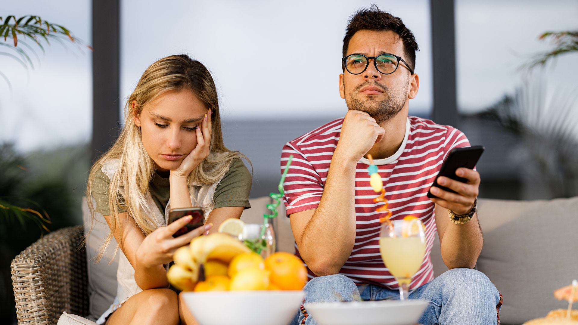 Pareja triste mira el móvil