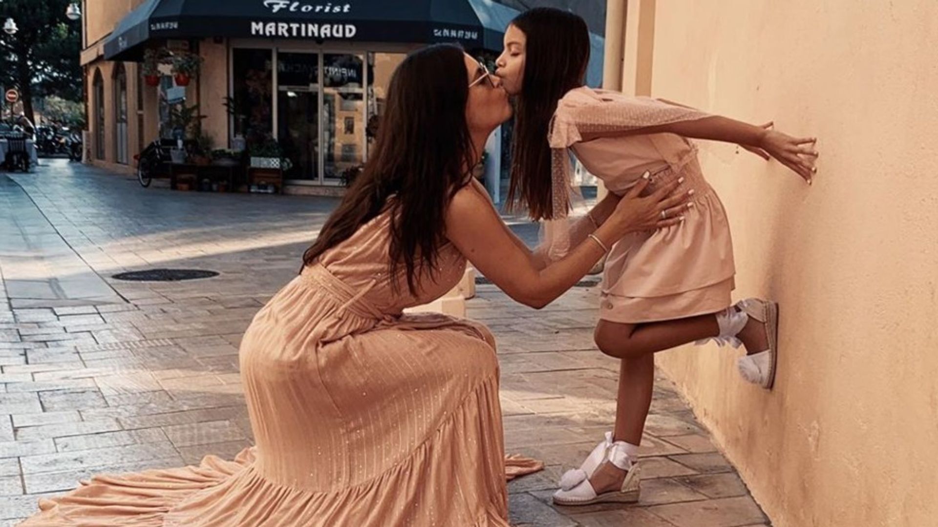 ‘Chiqui’ Delgado revela sus secretos de belleza a su hija Carlota, en su entrevista más linda