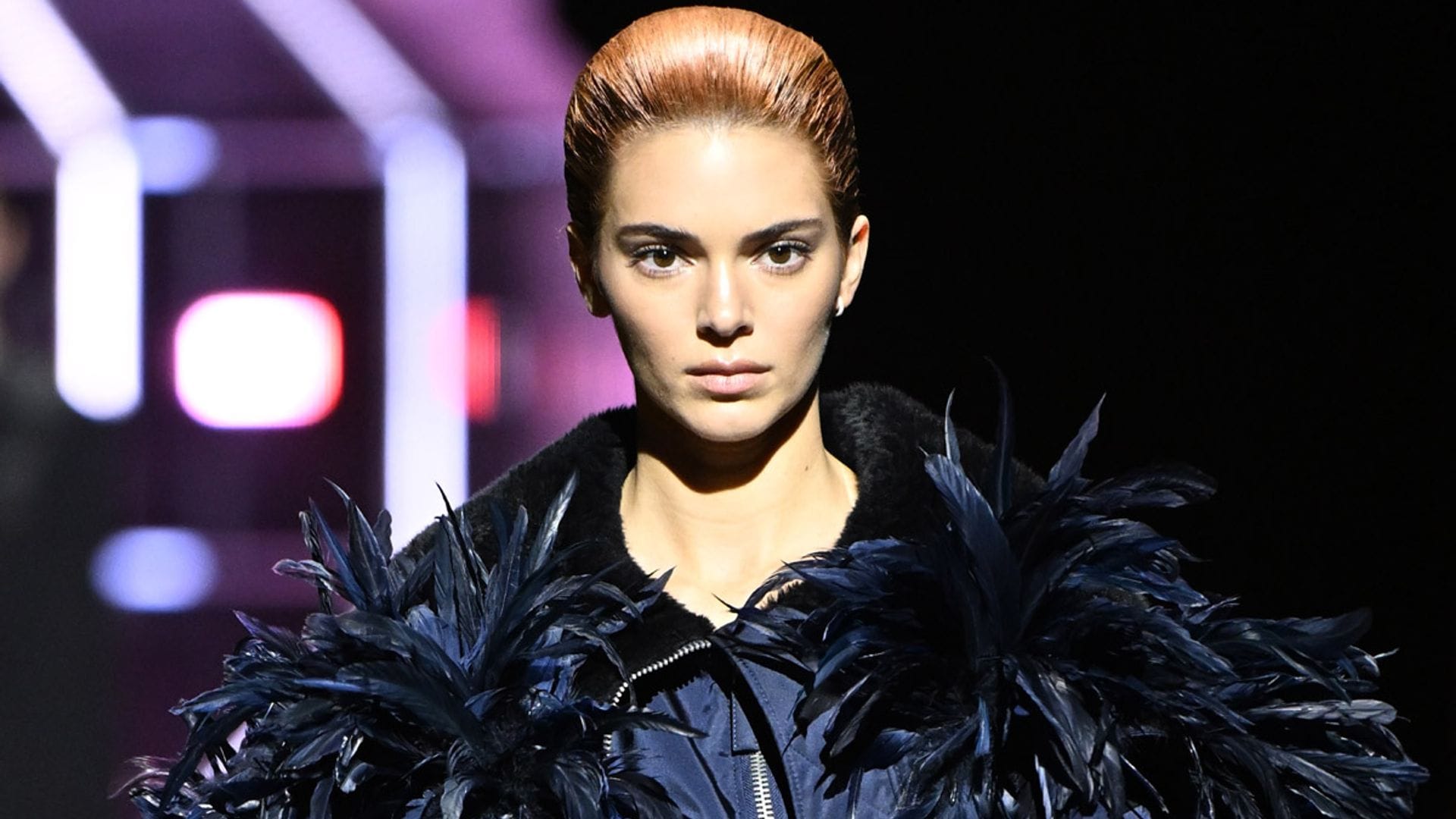 El elegante recogido de Grace Kelly llega a las pasarelas y Kendall Jenner es su mejor embajadora