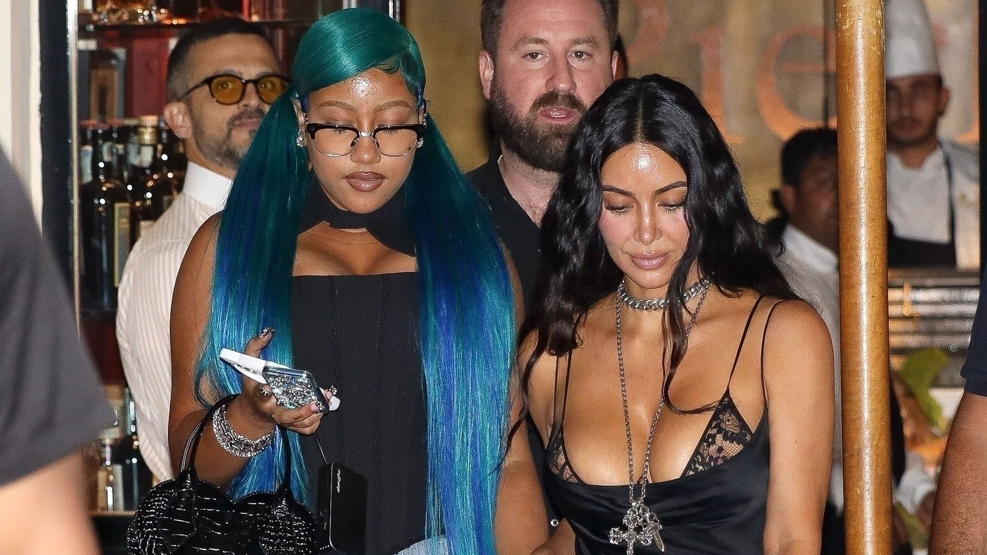 Kim llamó la atención con un vestido negro transparente que resaltó perfectamente su estilo característico, mientras que North mostró su personalidad vibrante con un cabello azul y verde audaz. 