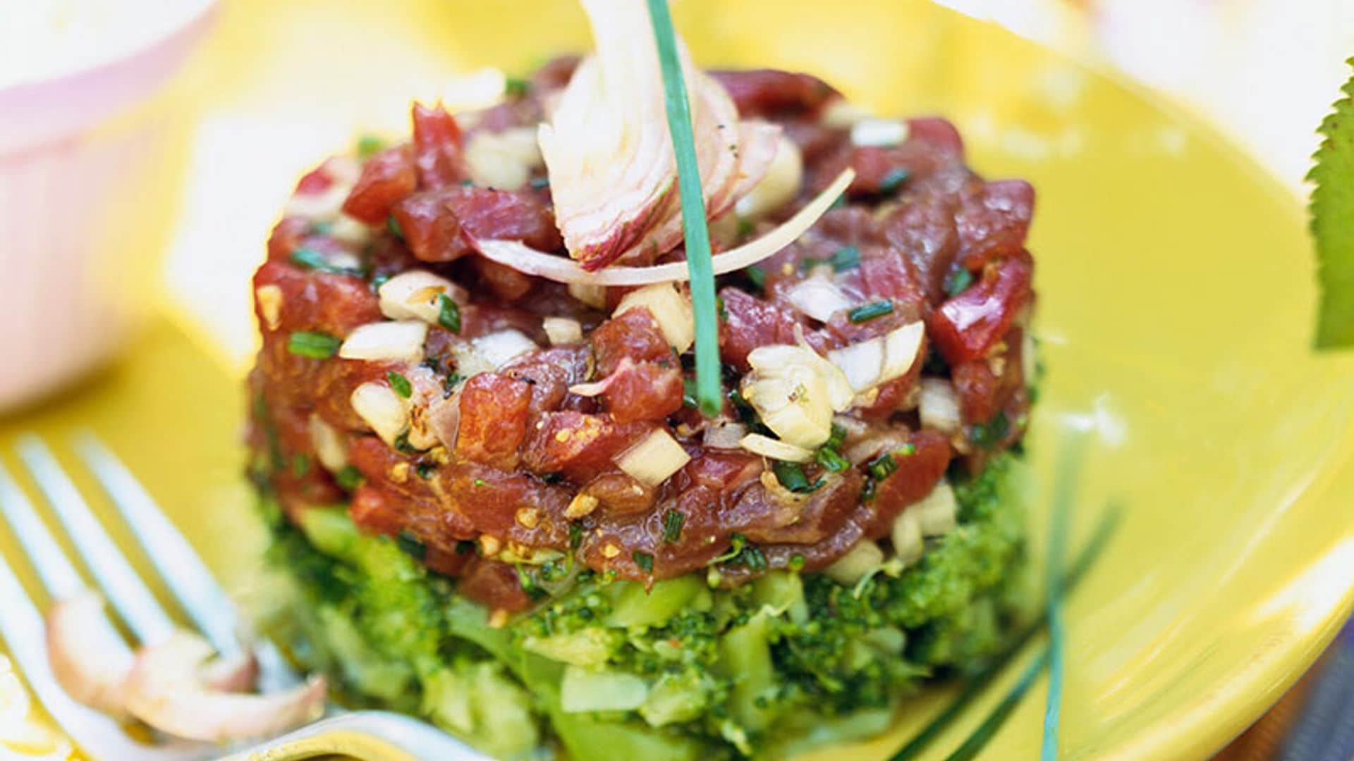 'Steak tartar' de carne, brócoli y aguacate