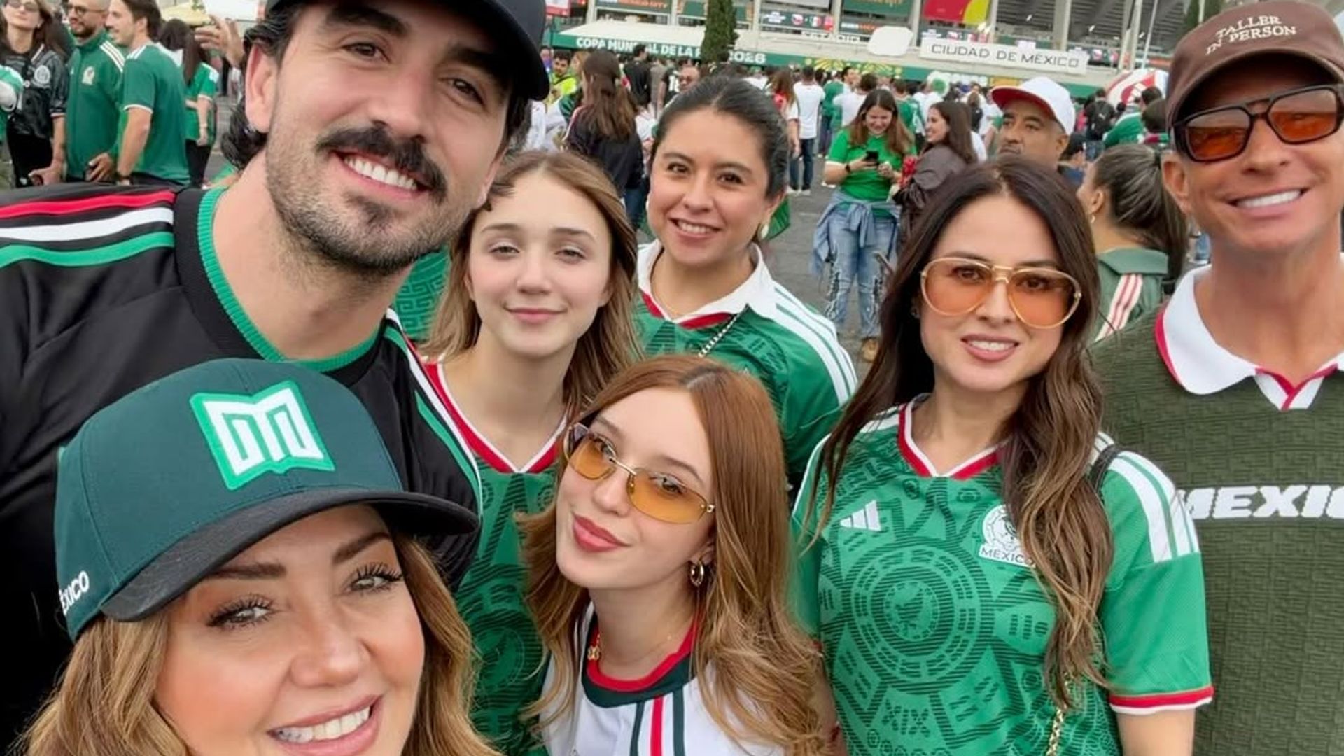 Andrea Legarreta con Luis Carlos Origel y Erik Rubín con Geraldine Zárate y sus hijas.
