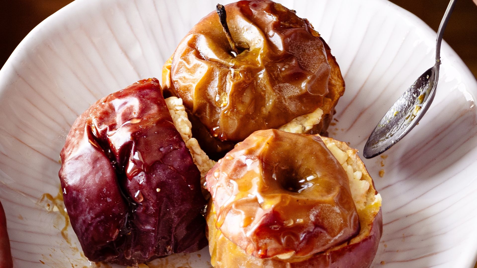 Cómo hacer manzanas asadas al horno, el postre de temporada fácil y delicioso