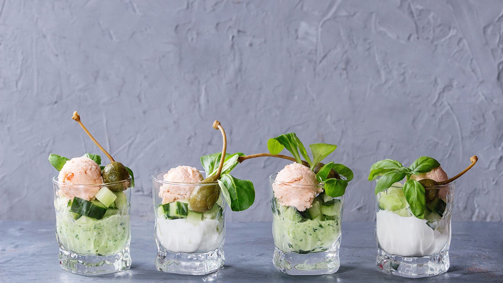 Vasitos de paté de trucha con pepino, yogur y alcaparrón