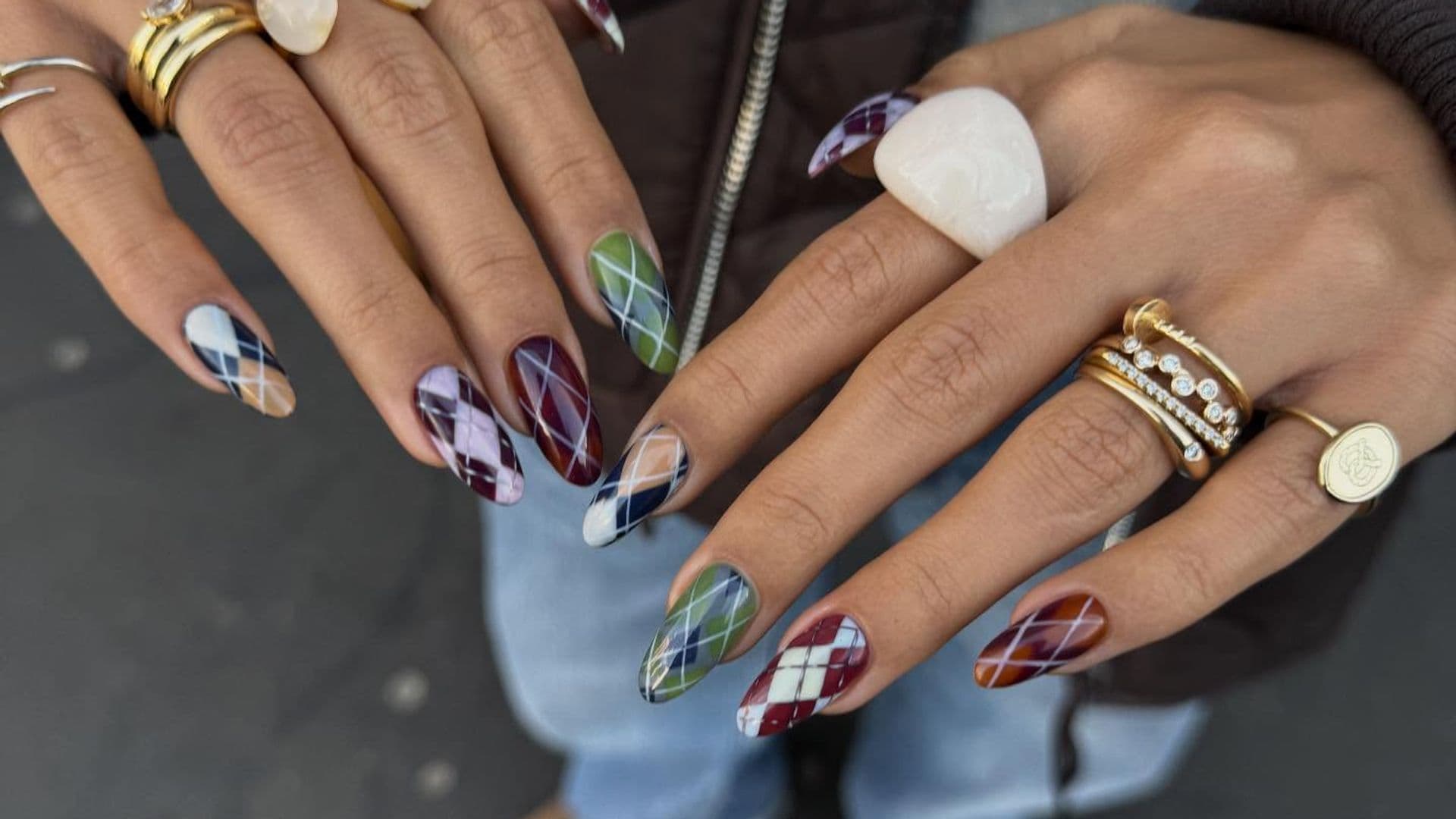 5 diseños de uñas estampadas para el invierno: rombos, tartán o pata de gallo