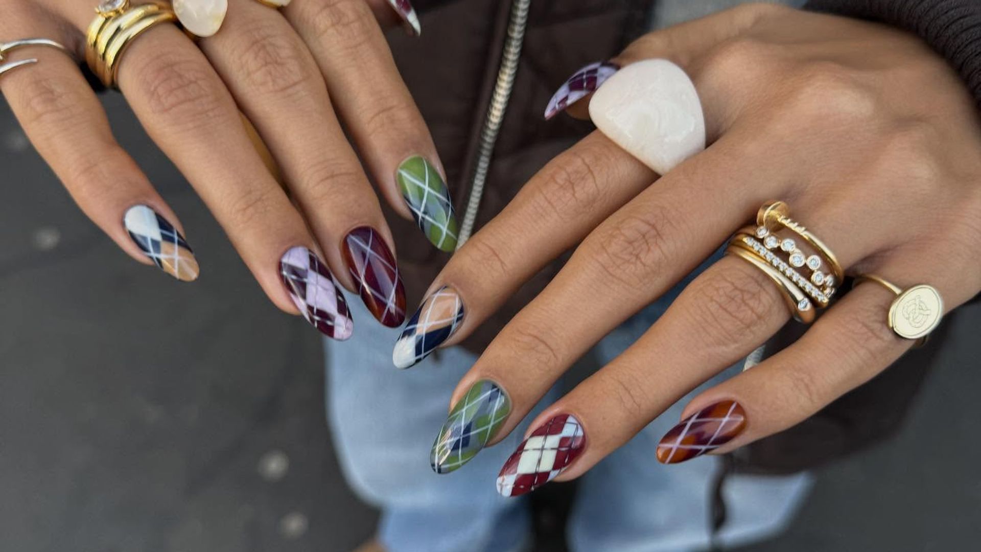 5 diseños de uñas estampadas para el invierno: rombos, tartán o pata de gallo
