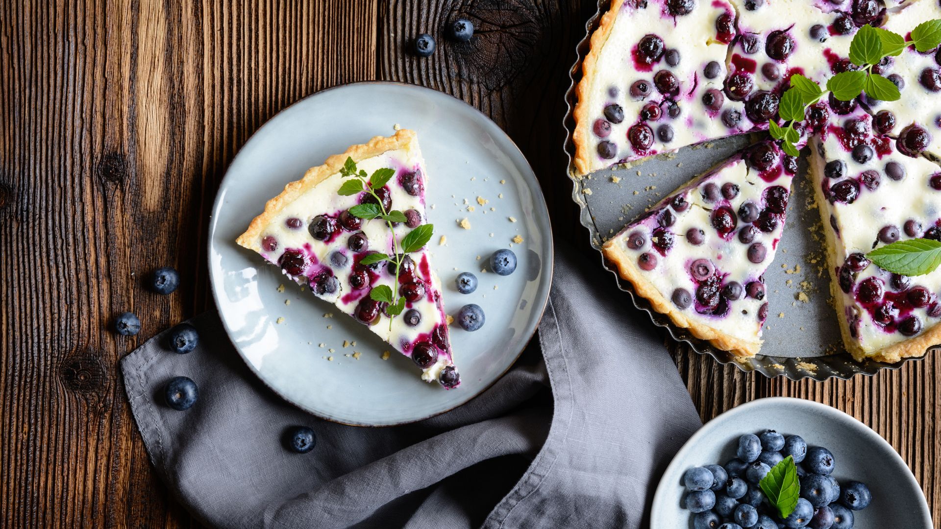 Mustikkapiirakka: Los arándanos del bosque son los protagonistas de esta tarta casera, uno de los postres más queridos de Finlandia.