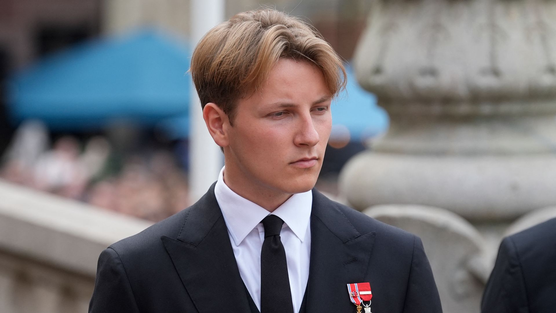 El príncipe Sverre Magnus de Noruega llega al Parlamento, el Storting, en Oslo, antes del inicio de la ceremonia de juramento de su padre, el rey Haakon VIII, ante la Constitución, el 1 de septiembre de 2026. Haakon VIII se convirtió en rey tras el fallecimiento de su padre, Harald V, el 28 de agosto a los 89 años