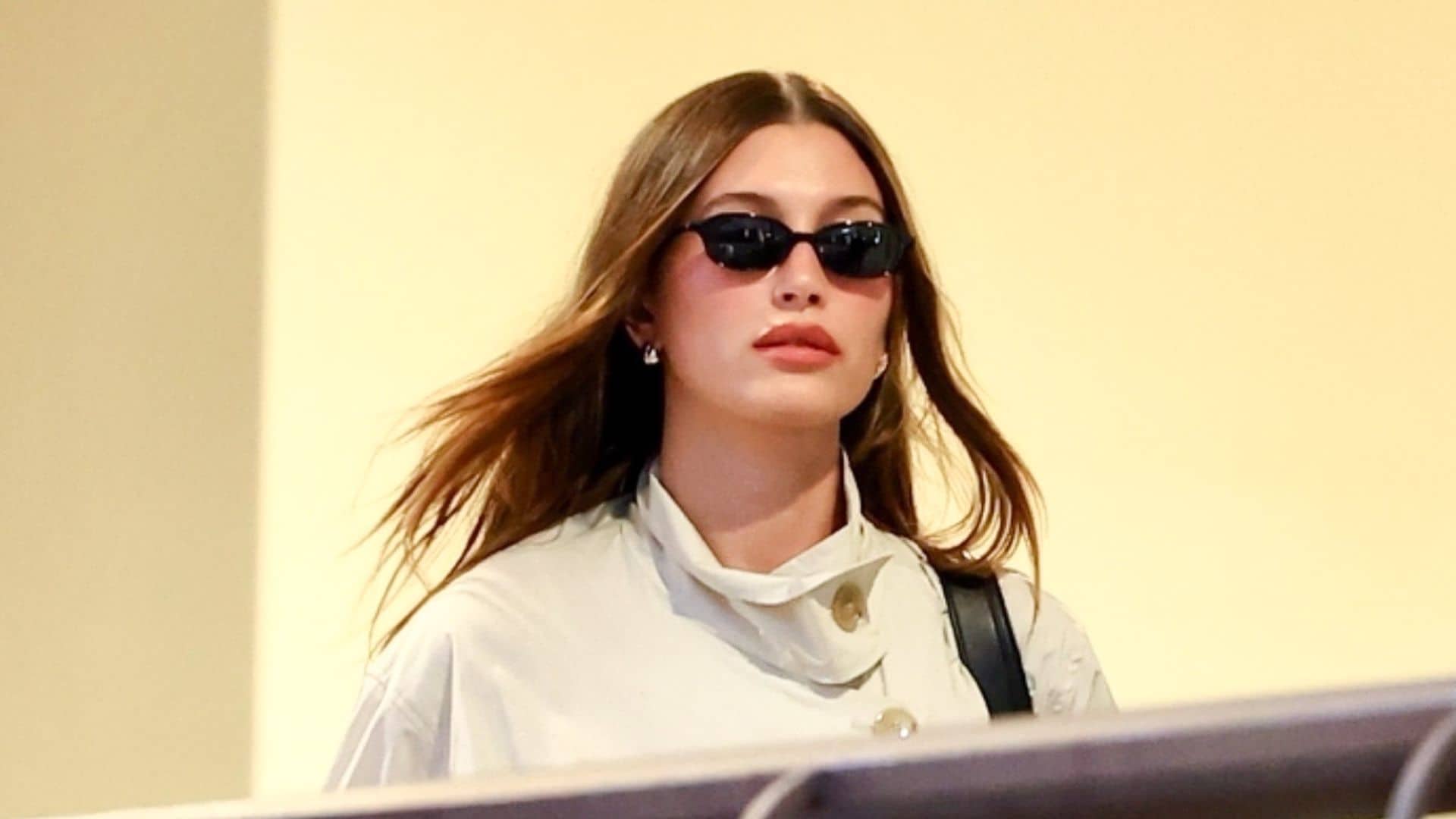 Hailey Bieber demuestra cómo llevar los 'capri pants' en pleno 2025