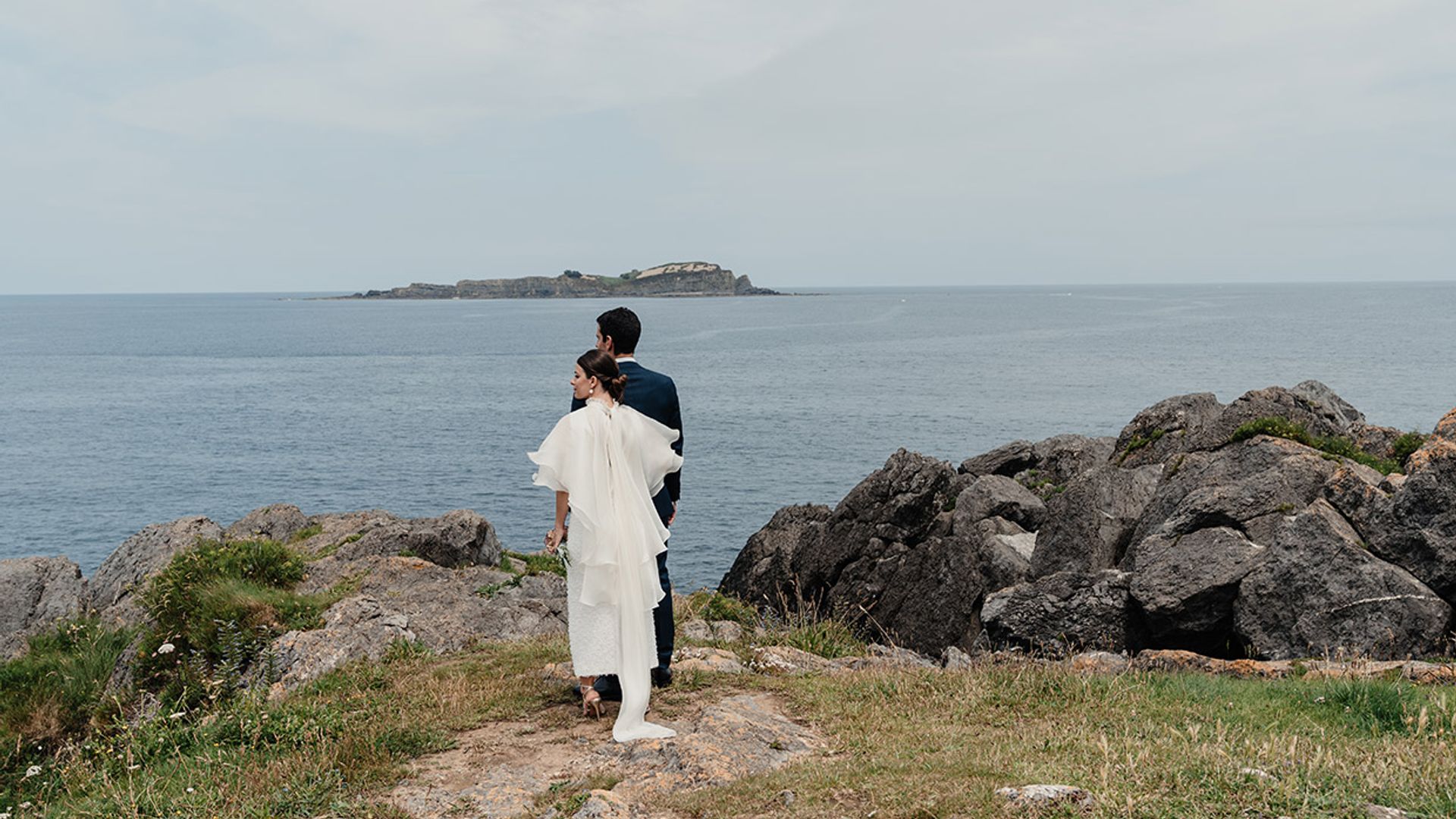 Un vestido de 'tweed' con capa para la boda de Naia en Vizcaya