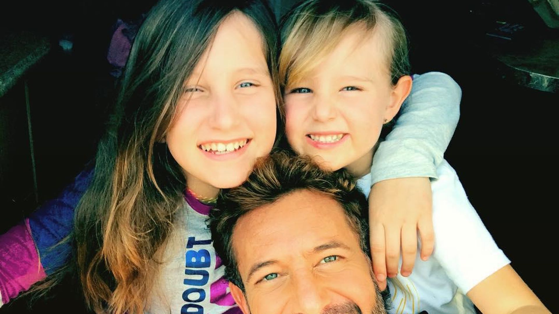 Así cuida Gabriel Soto a sus hijas, aislados en Acapulco por el Coronavirus
