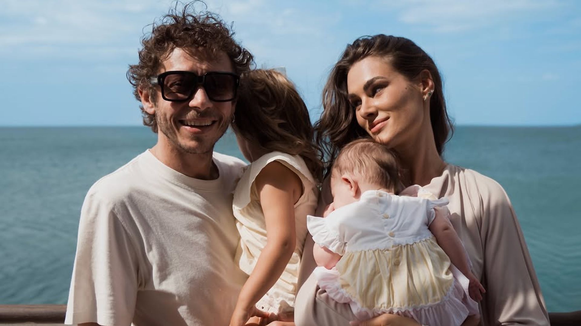 Valentino Rossi, con su pareja y sus hijas