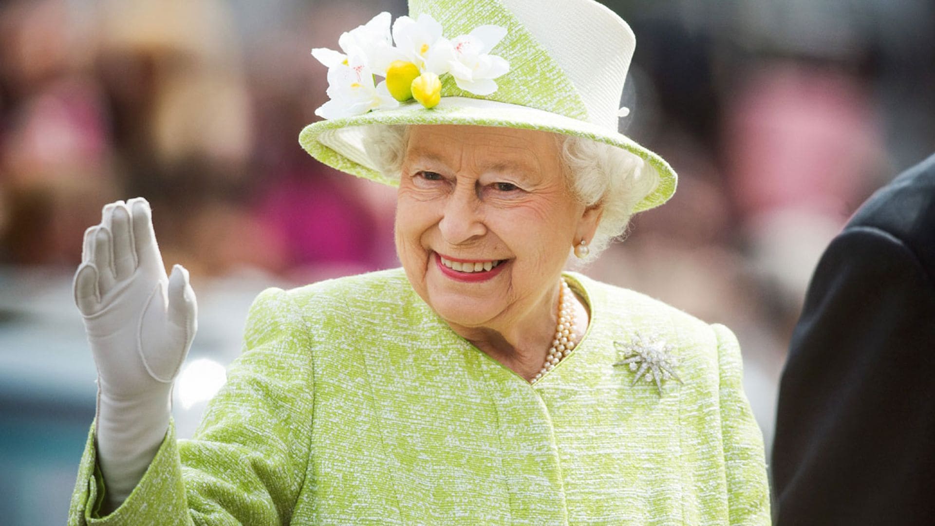 Del traje de novia al de su coronación: los looks más icónicos de Isabel II