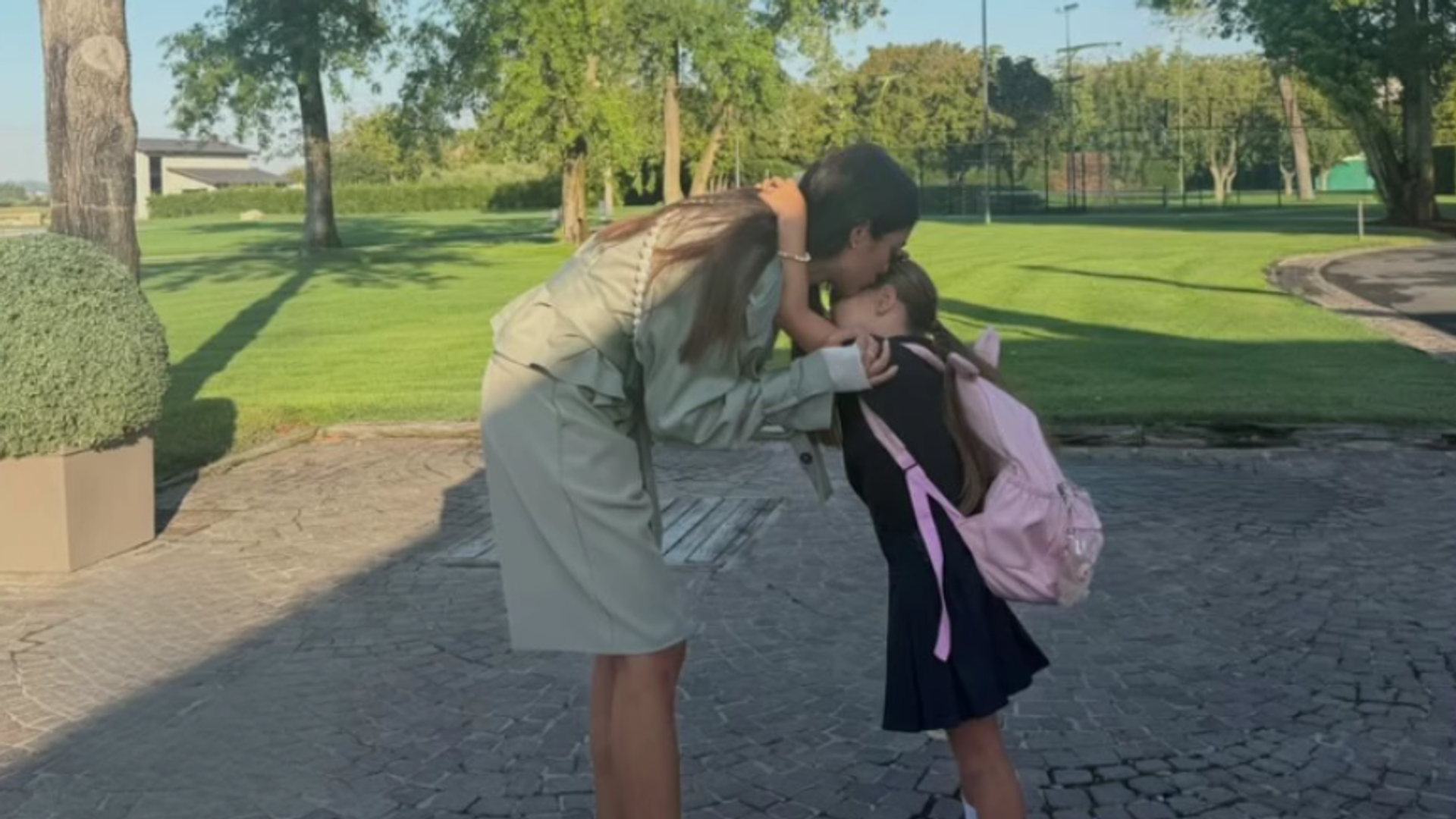 Sharon Fonseca se conmovió en el primer día de clases de su hija Blu en la primaria.