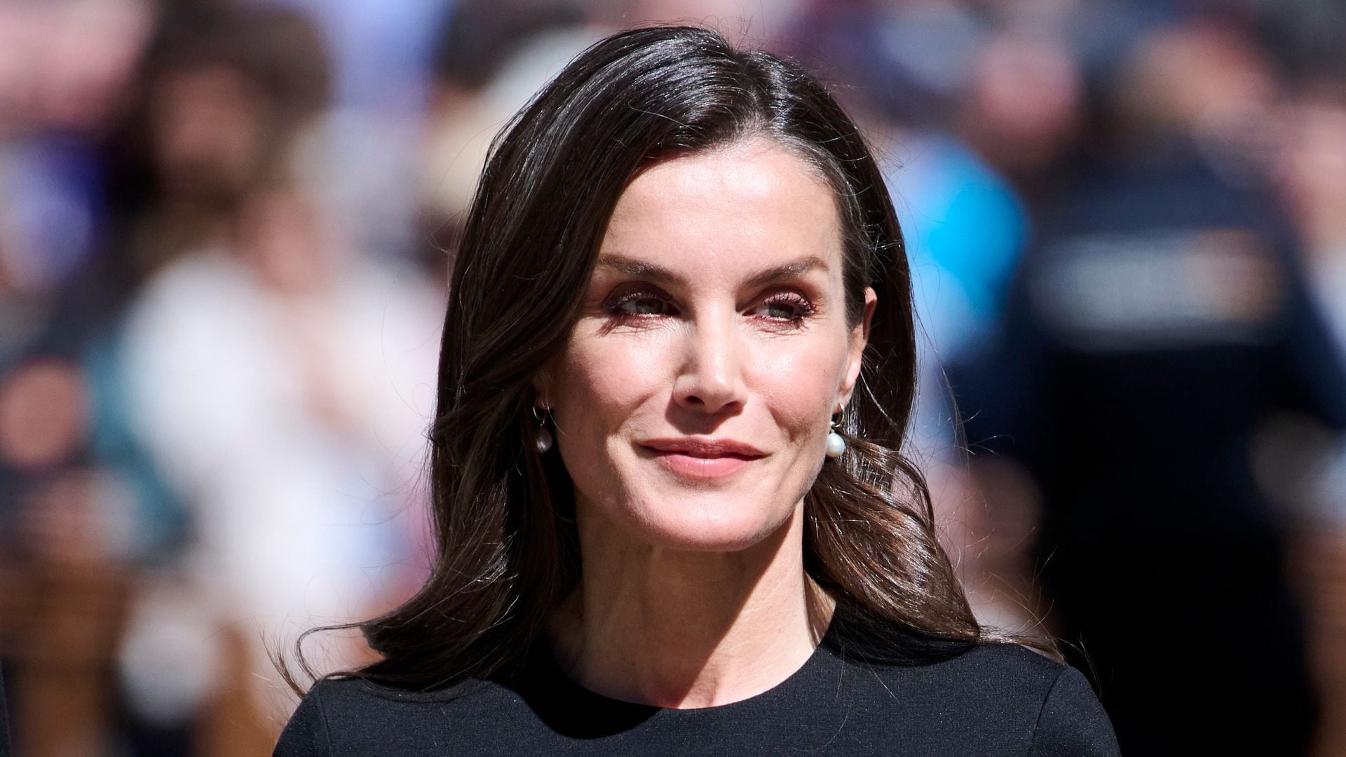 La reina Letizia moderniza su clásico vestido negro en Alcalá de Henares con este complemento