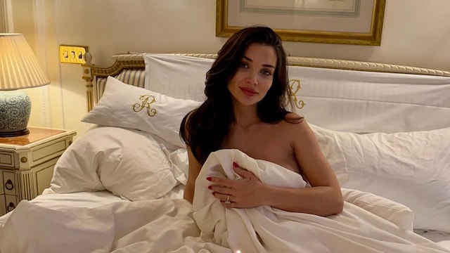 Amy Jackson Westwikc durmiendo en una habitación de hotel.