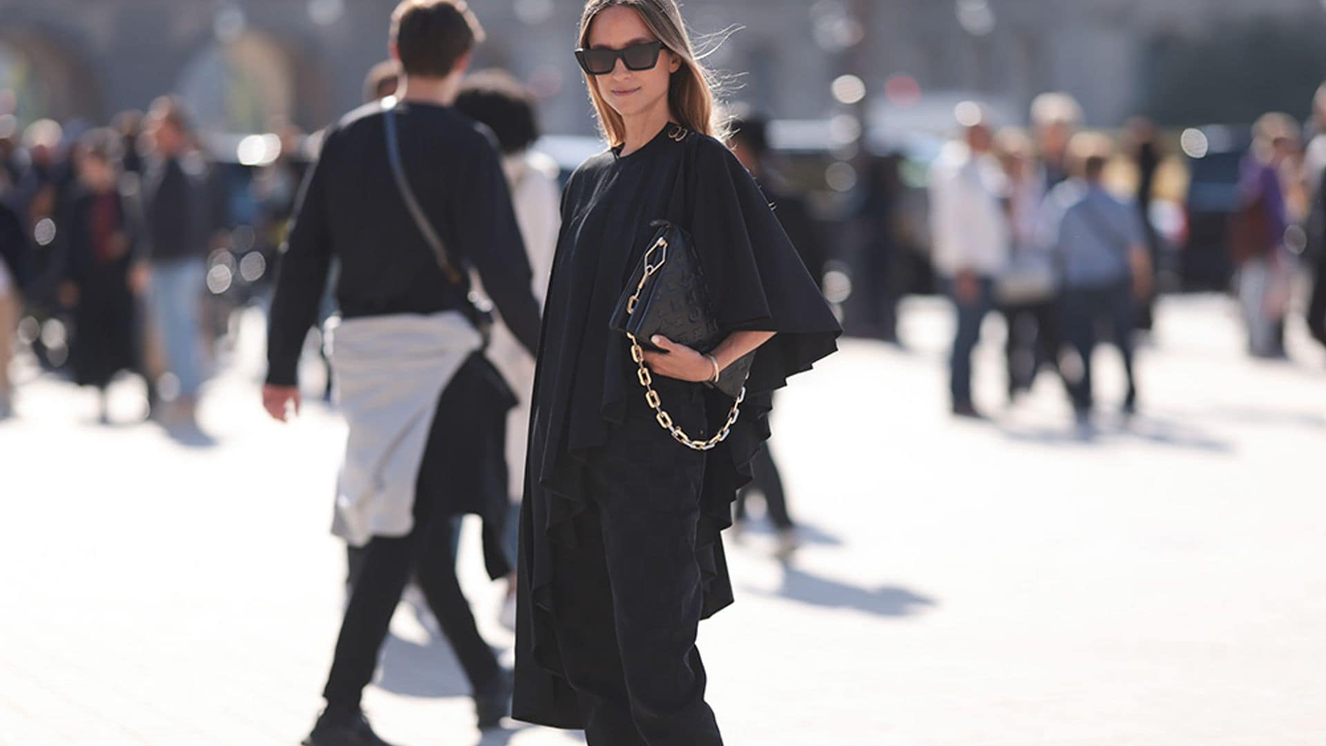 Capas, estolas y todas las piezas favoritas de las invitadas más elegantes en invierno