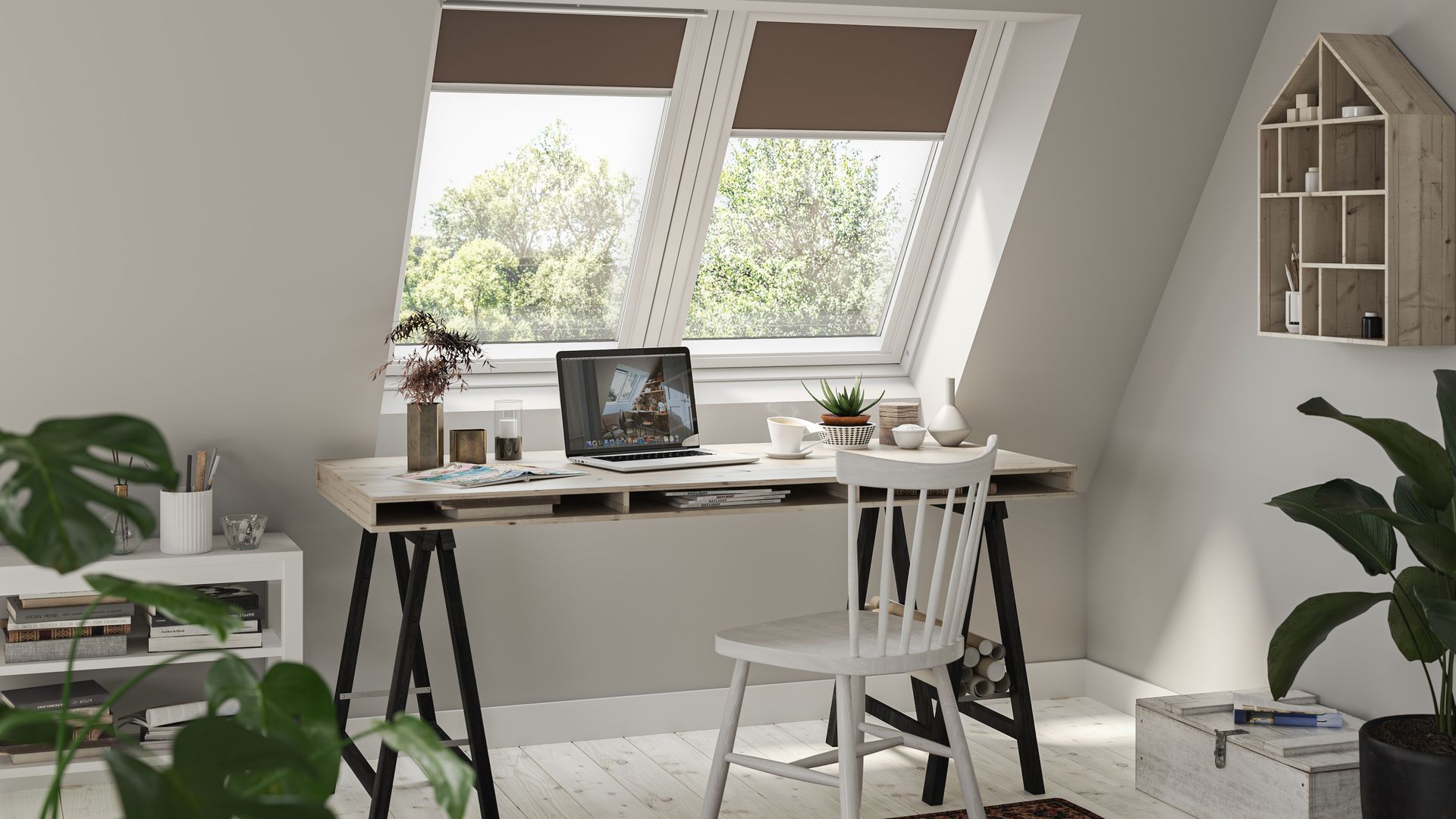 Despacho en buhardilla con ventana de techo Velux con cortinas, mesa de madera con patas metálicas negras y silla blanca