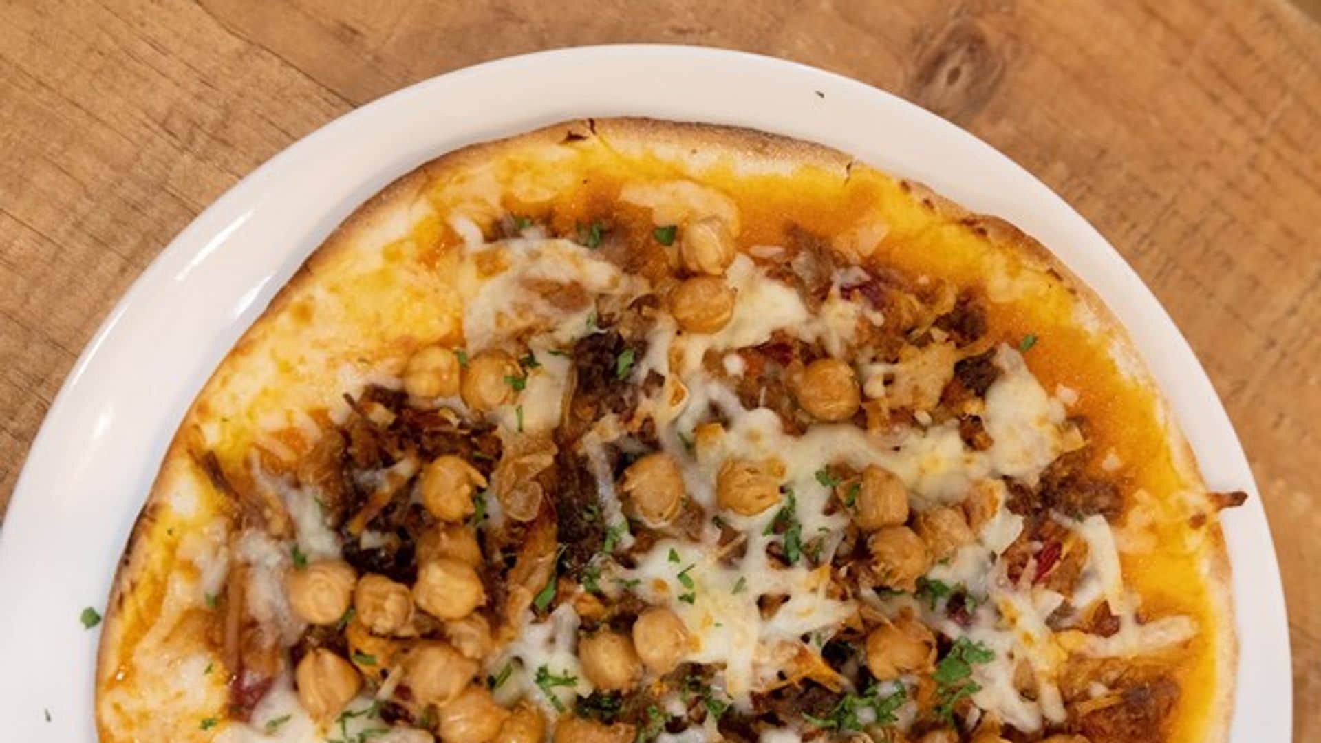 Pizza de ropa vieja del restaurante La Rayua en Madrid