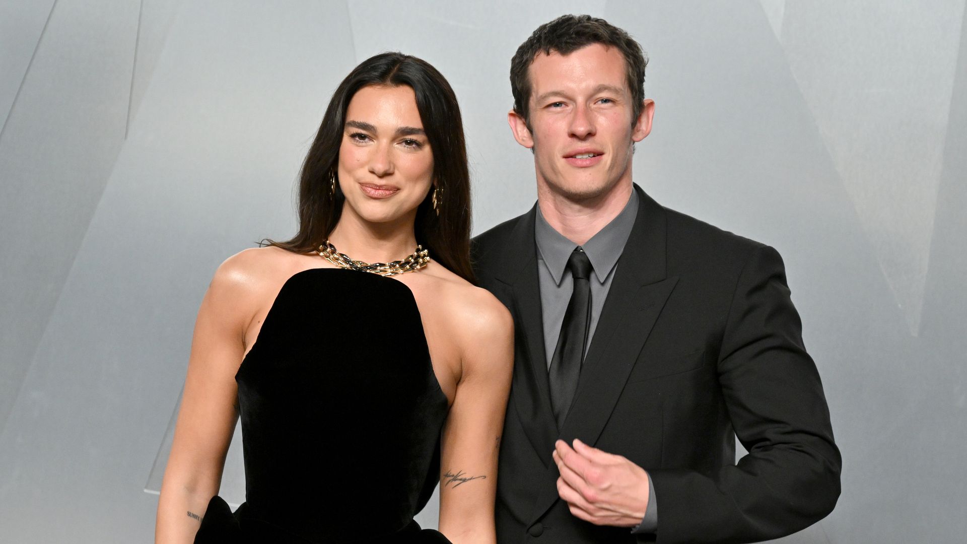 Dua Lipa y Callum Turner 