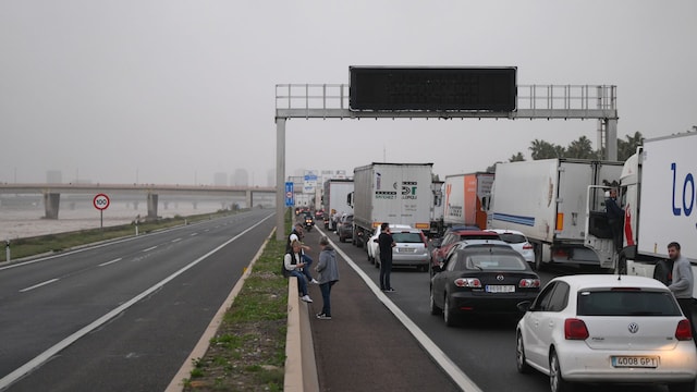 Atasco en la carretera al lado del río Turia en Valencia por la DANA