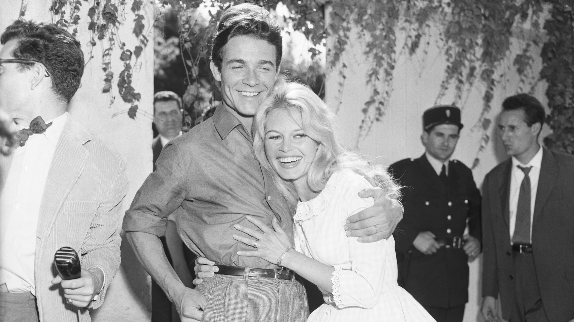 Novias de Hollywood que se casaron con vestidos que costaron sorprendentemente poco: Audrey Hepburn, Brigitte Bardot y otros casos históricos