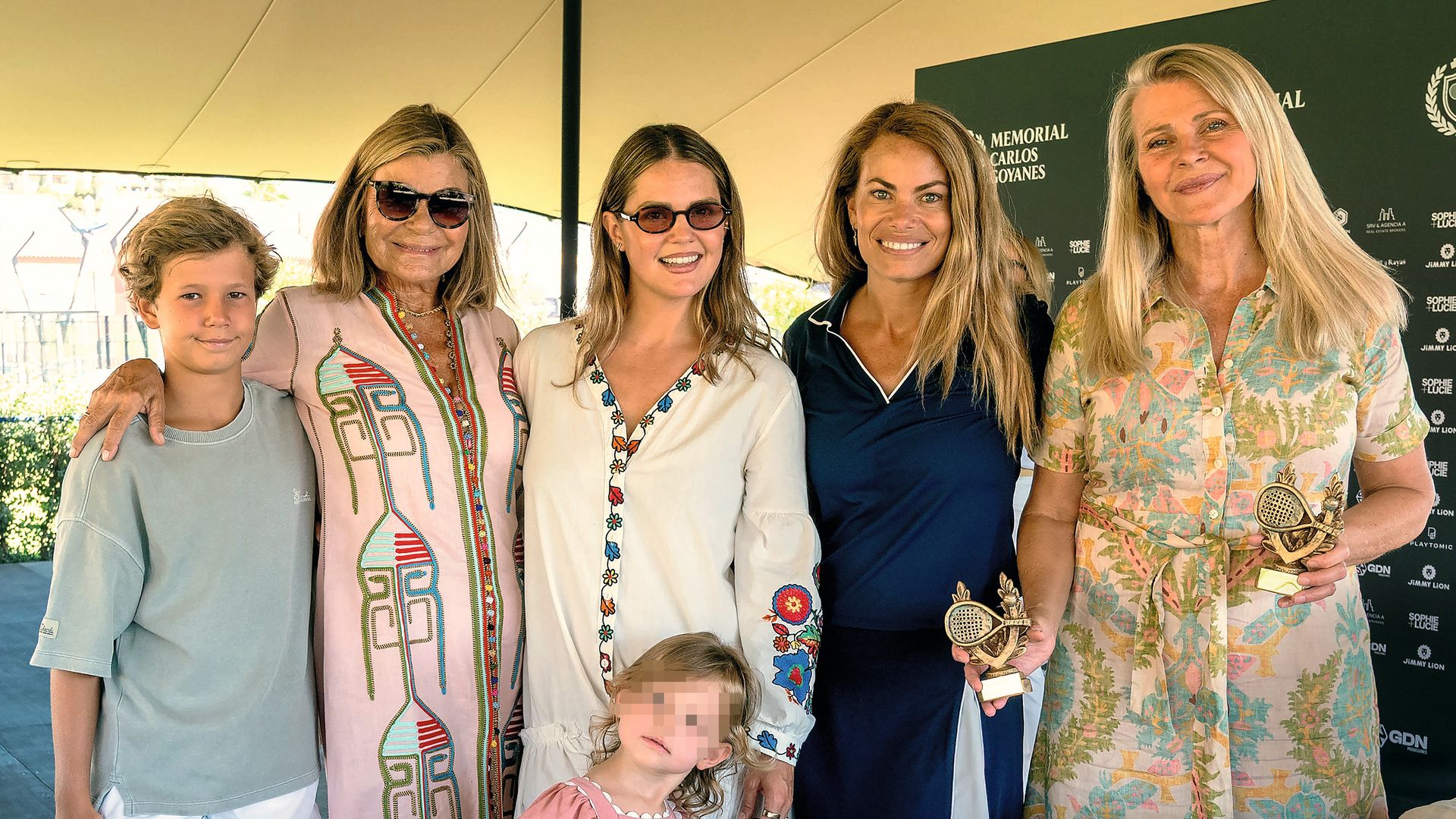 De izquierda a derecha, Santi, el mediano de los tres hijos de Carla Goyanes con el financiero Jorge Benguría —y uno de los ganadores del torneo—; Cari Lapique; Isabelle Junot con su hija mayor, Philippa; Carla, y Nina Junot