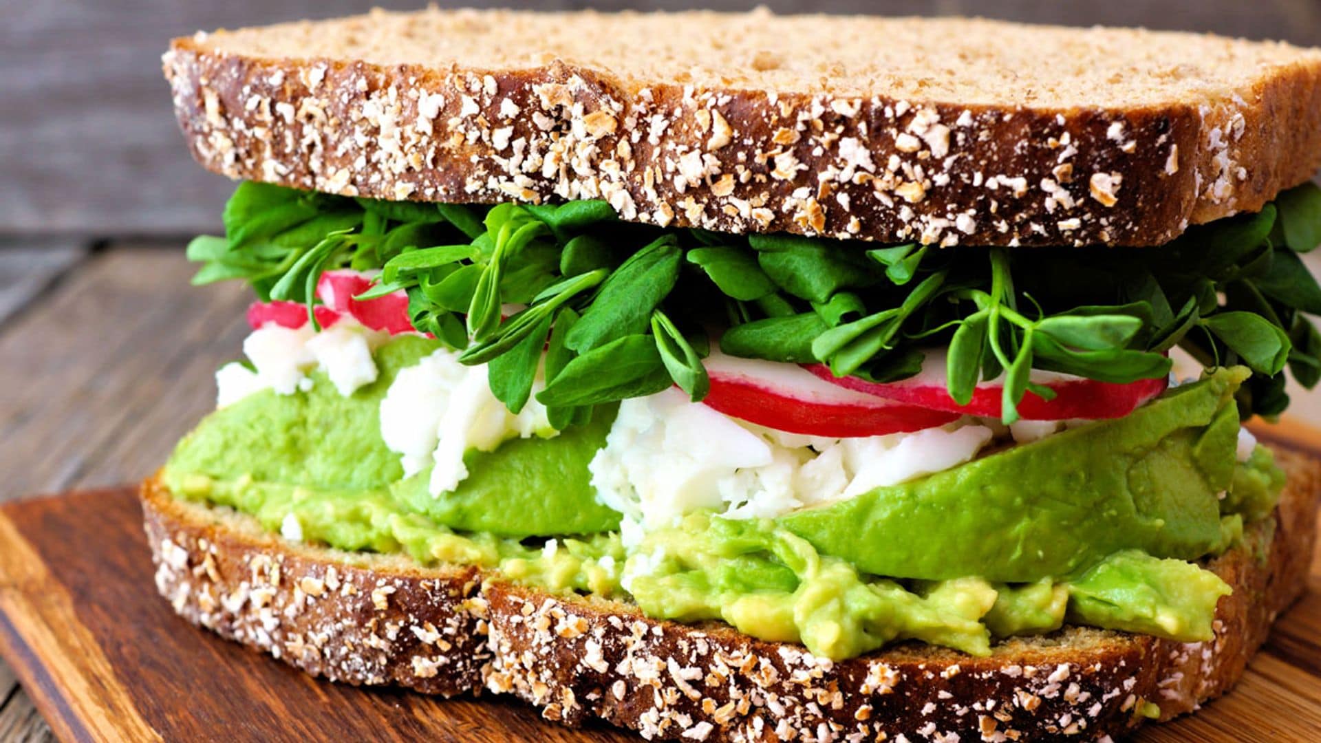 Sándwich de aguacate, huevo y rabanitos