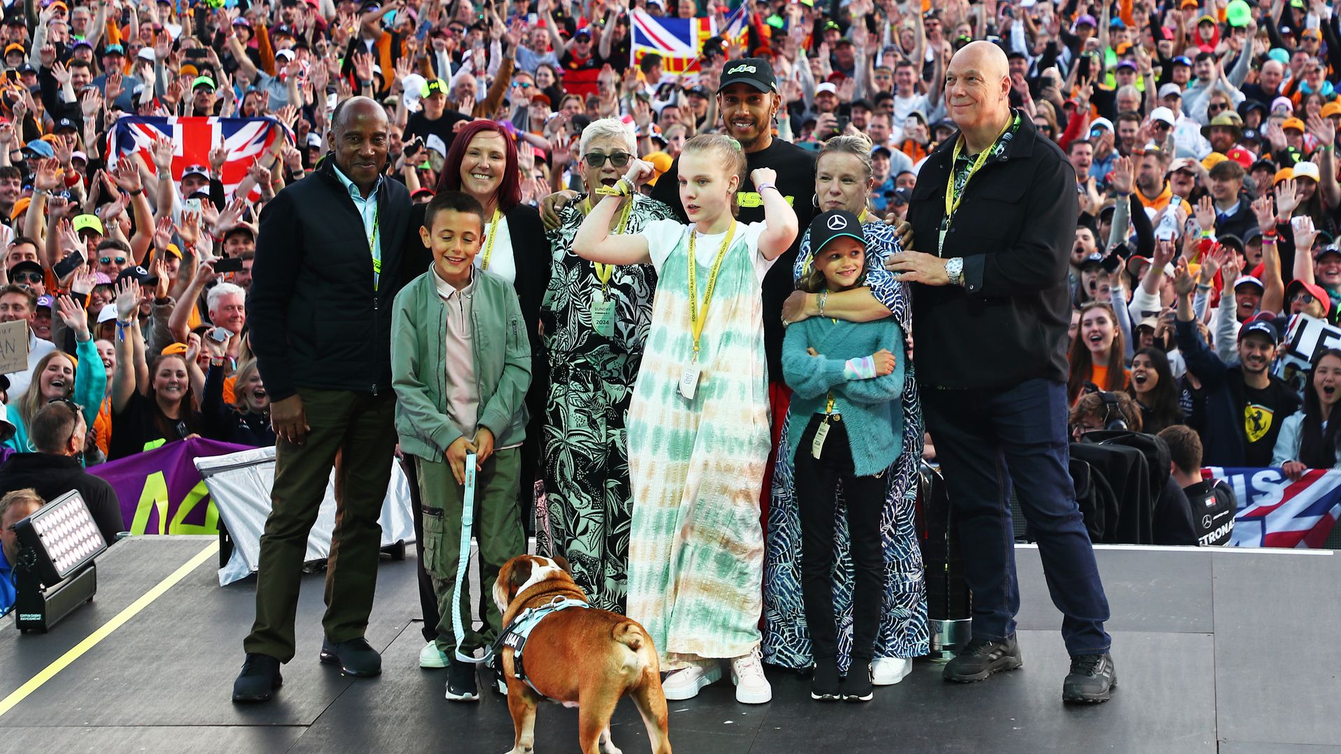La emotiva celebración de Lewis Hamilton en Silverstone junto a sus padres, otros familiares y ¡hasta su perro!