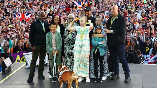 Lewis Hamilton celebra con su familia y su perro Roscoe su victoria en el Gran Premio de Gran Bretaña en Silverstone el 7 de julio de 2024 