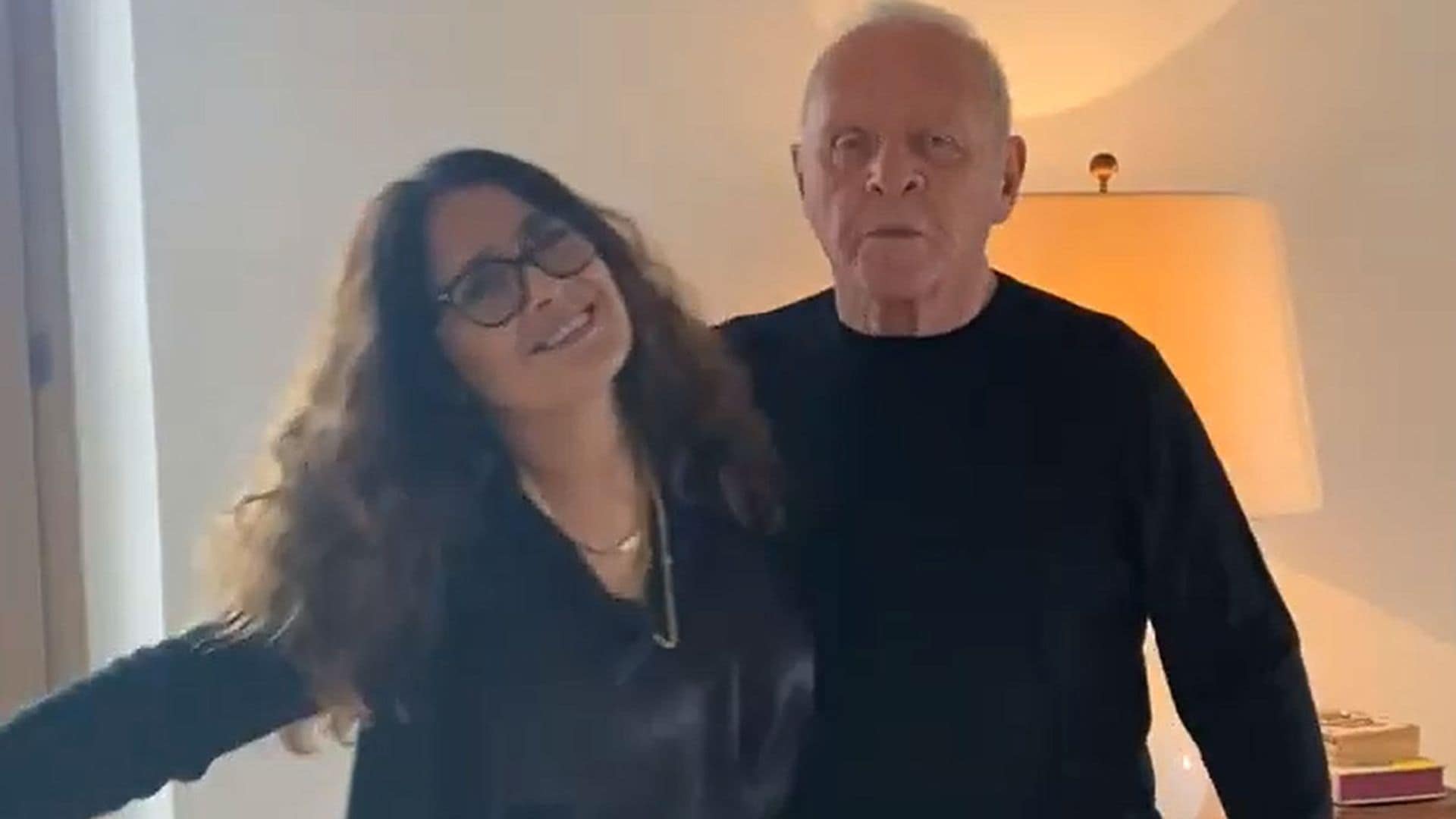El divertido baile con el que Anthony Hopkins celebra su Oscar junto a Salma Hayek