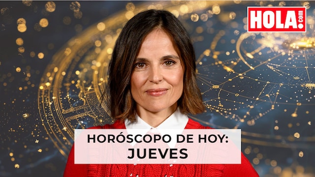 Elena Anaya con la rueda del zodiaco detrás 