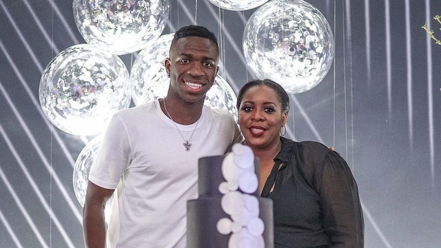Plano medio de Vinícius Jr. con su madre en una fiesta