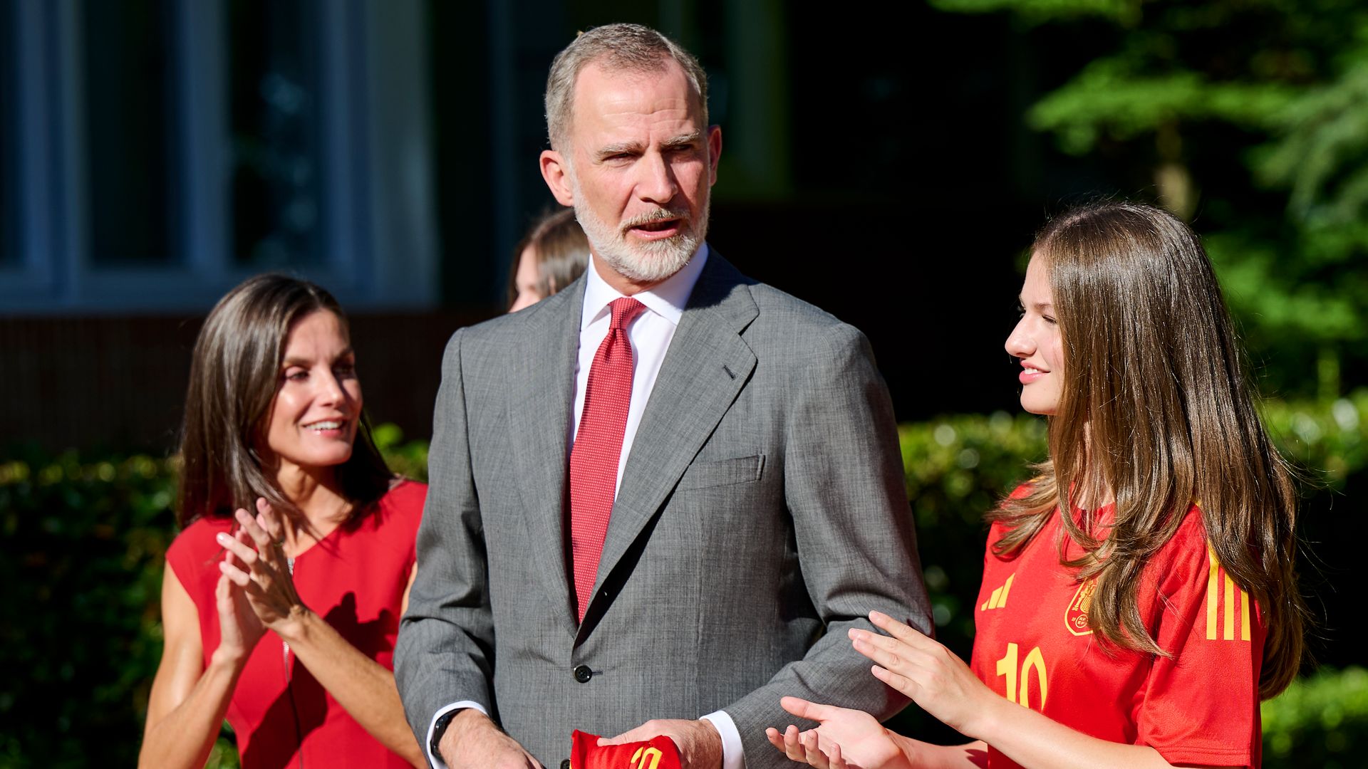 Felipe VI y la reina Letizia arropan a la Selección en pleno Mundial: "Empieza el camino hacia un sueño que une a millones de españoles"