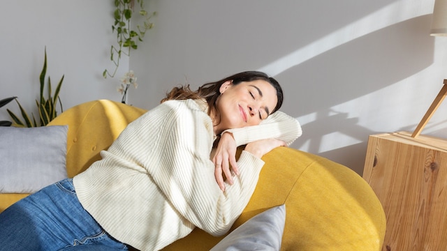 mujer relajada en el sofá