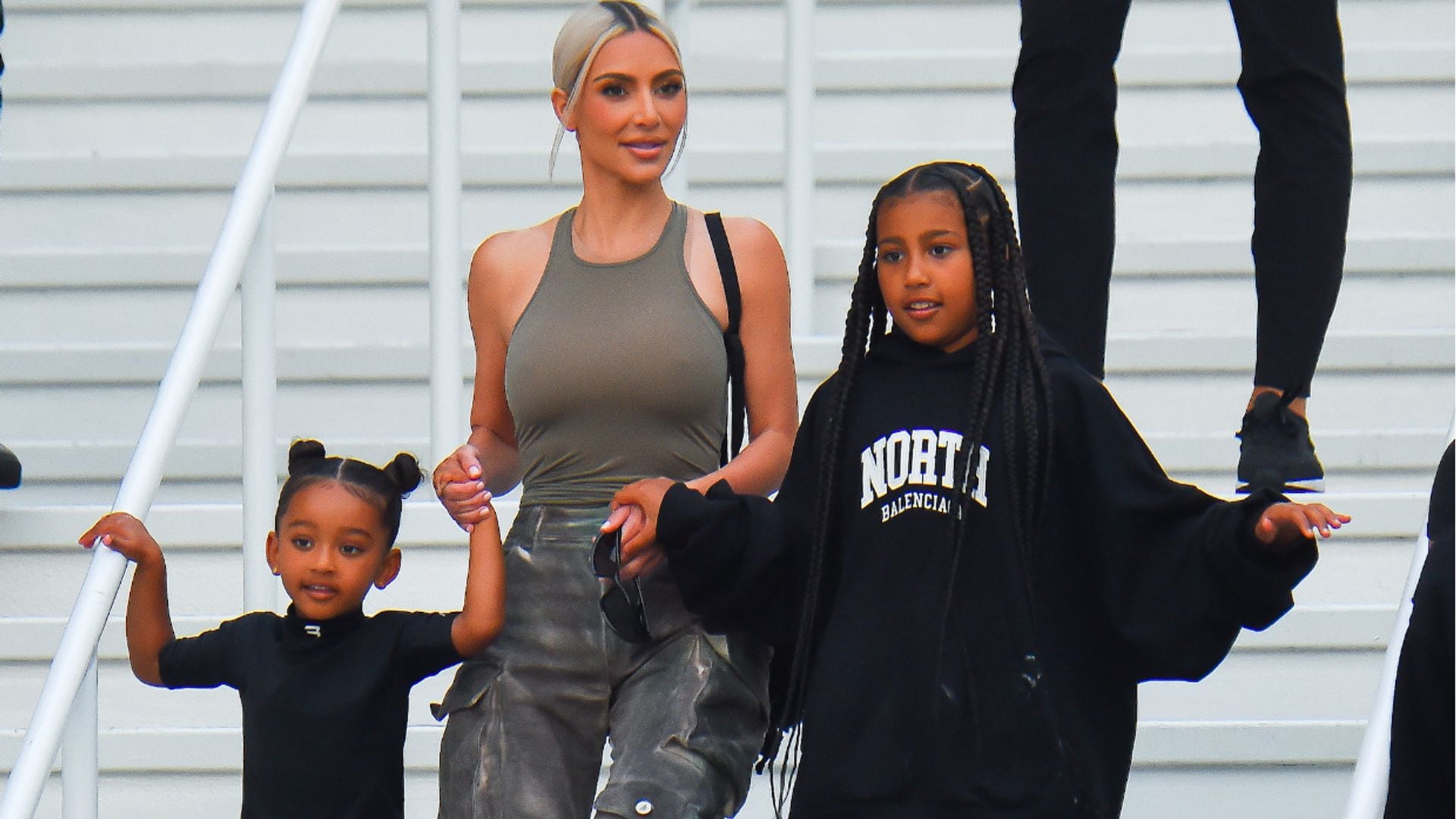 No te pierdas a las niñas de Kim Kardashian cantando y bailando en el concierto de Mariah Carey, ¡y su hija!