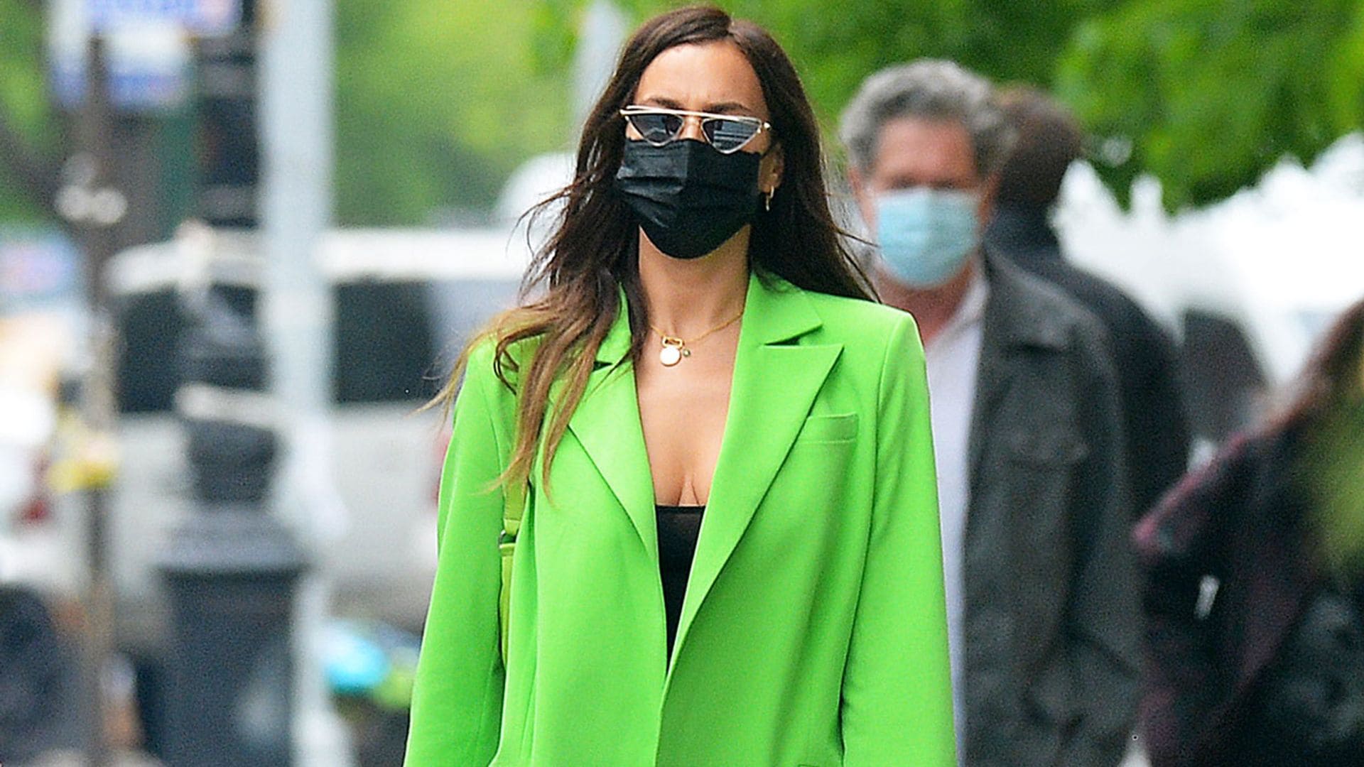 Lo dice Irina Shayk: si vas a comprarte una 'blazer', que sea verde