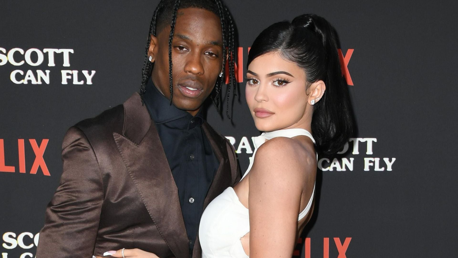 Kylie Jenner y Travis Scott posan por primera vez con sus dos hijos