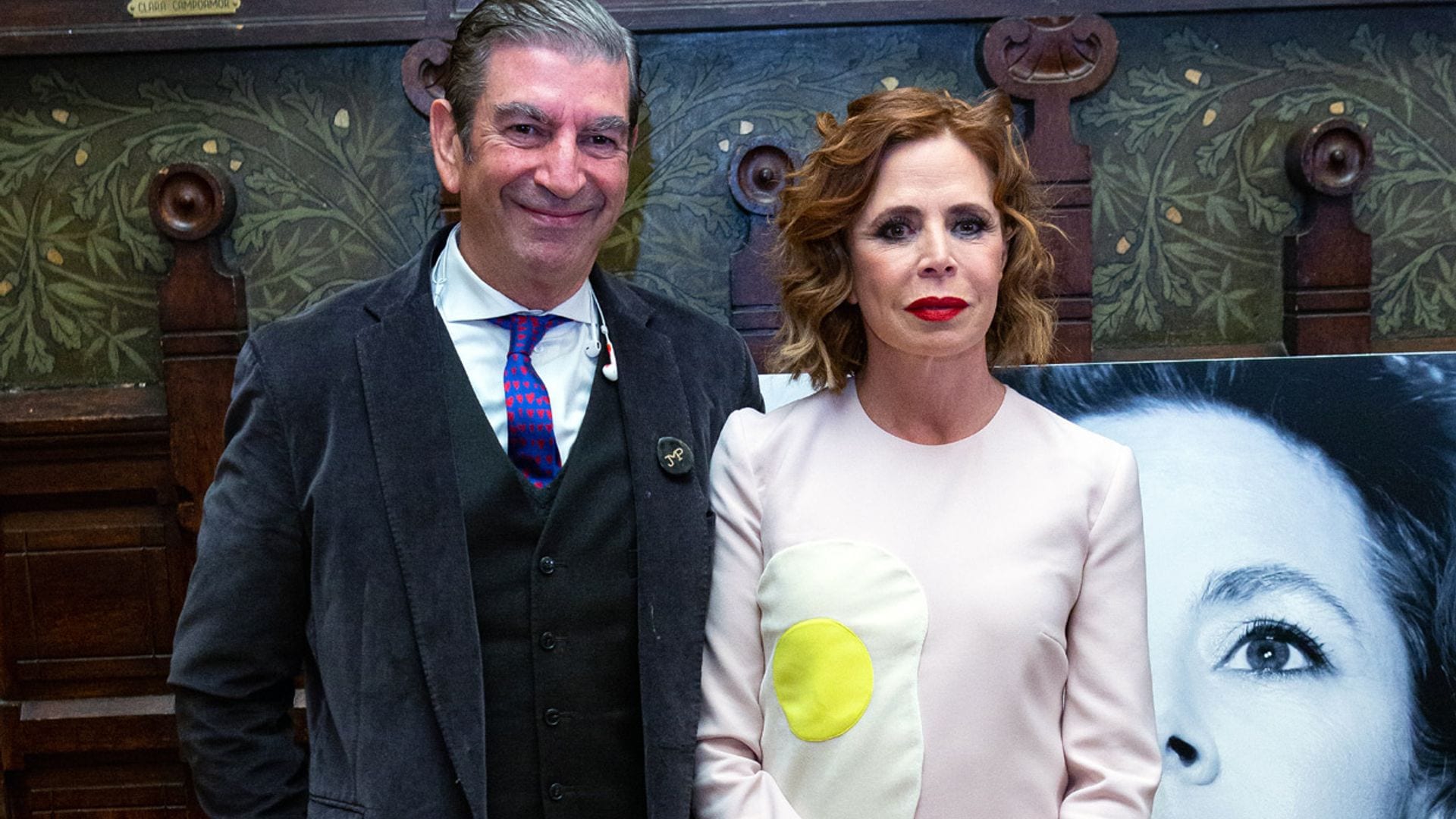Ágatha Ruiz de la Prada presenta sus memorias acompañada por su pareja, su hijo ¡y su ex!
