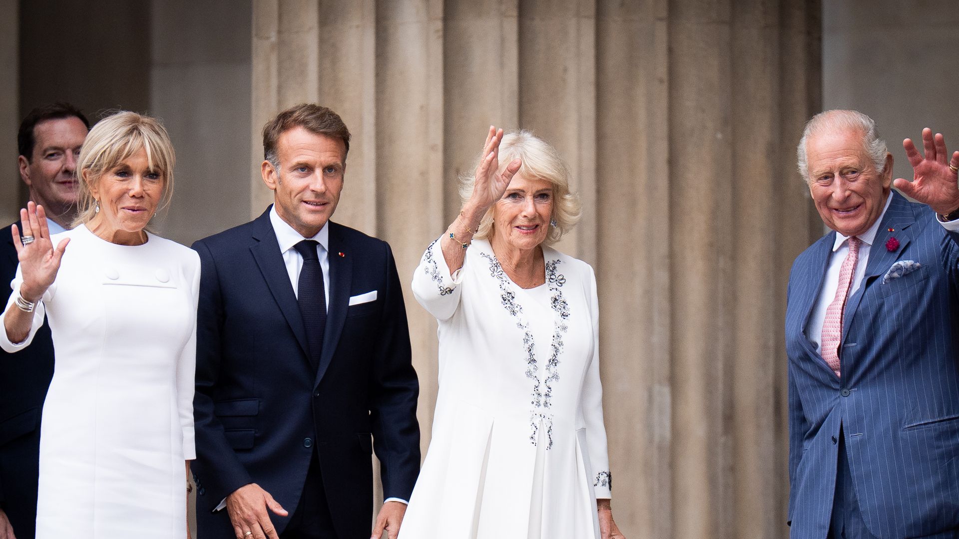 El Rey y la Reina de Inglaterra junto a los Macron en el Museo de Londres