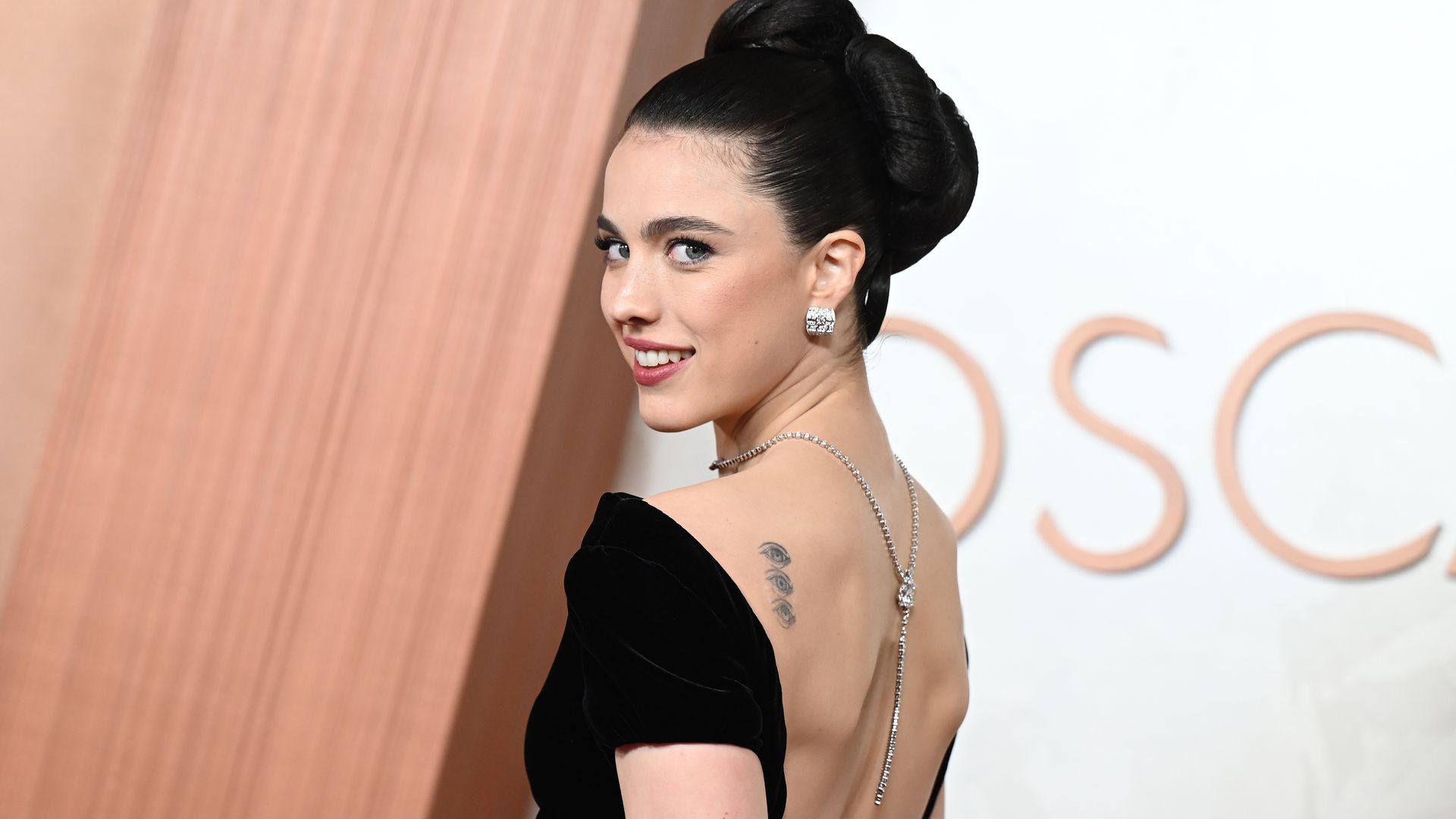 Margaret Qualley revela la inspiración detrás del peinado que llevó en los Premios Oscar