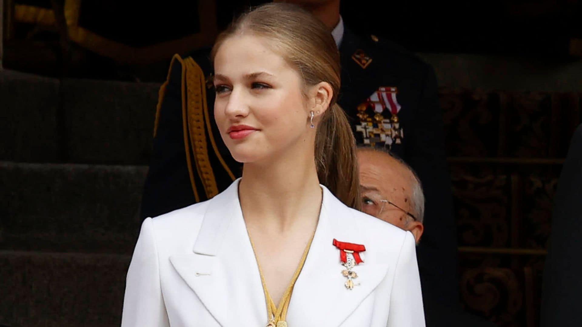 La princesa Leonor con traje blanco rinde homenaje a sus padres en la jura de la Constitución