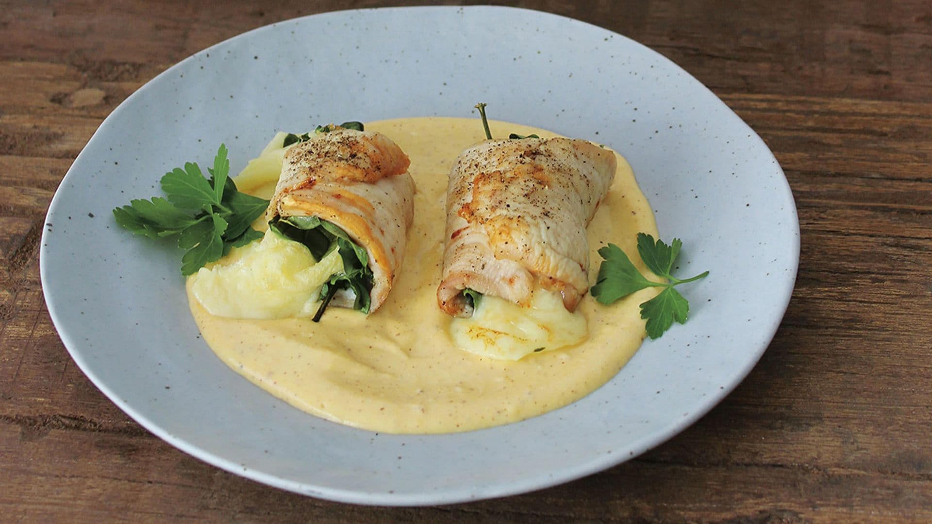 Pollo relleno de espinacas y queso con crema a la mostaza